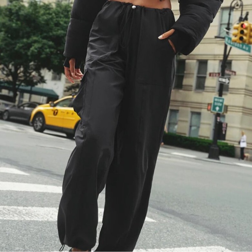 ALO Yoga Megastar Black Cargo Pants w Silver Bungee. Wide Leg, Wear Low or High.